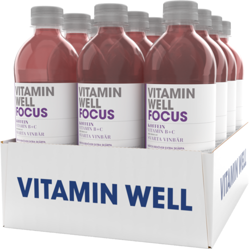 Ett utställningsställ med flera flaskor märkta 'Vitamin Well Focus' med rosa vätska.