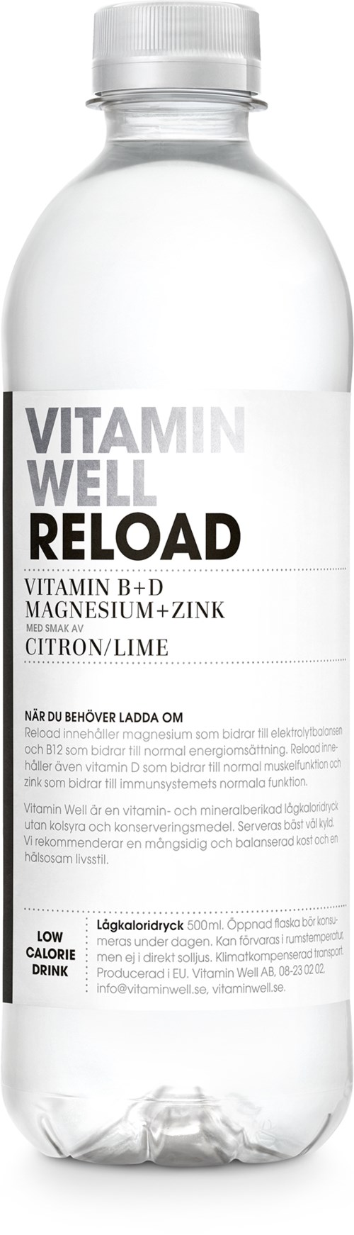 En gjennomsiktig vannflaske med en hvit etikett med svart og grå tekst om vitaminer og mineraler.