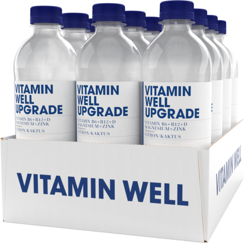 Flaskor märkta 'Vitamin Well Upgrade' med ingredienser som vitaminer, magnesium och zink, i ett displayställ.