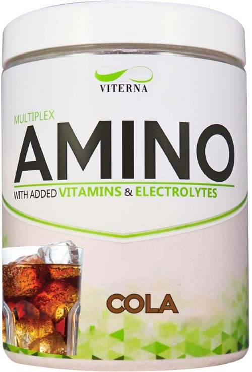 Beholderen viser en drikk som heter Cola med aminosyrer, vitaminer og elektrolytter, og har et glass cola med is.