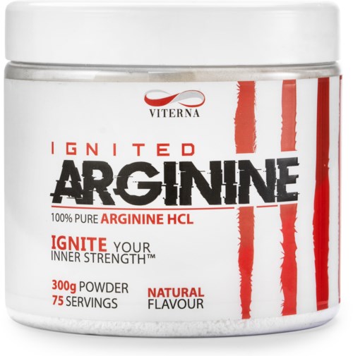 En beholder med arginintilskudd med rødt og svart tekst, fremhever 'Ignited' og 'Arginine HCL', 300g pulver, 75 porsjoner.
