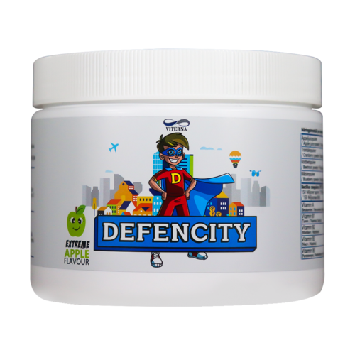 En krukke med en superheltgutt, bybilde i bakgrunnen, og en grønn eplefigur, merket 'DEFENCITY' med teksten 'EXTREME APPLE FLAVOUR'.