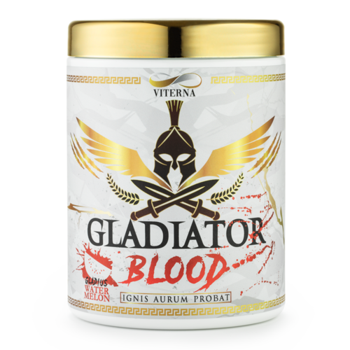 En boksal med Gladiator Blood energidrikk med hvit og gull etikett, med en hjelm-bærende kriger og kryssete sverd.