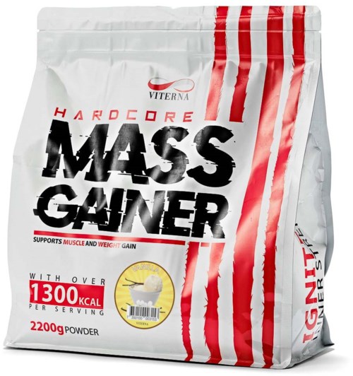 Valkoinen pussi punaisilla raidoilla ja mustalla tekstillä, jossa lukee 'Mass Gainer'. Se tukee lihaskasvua yli 1300 kalorin per annos.