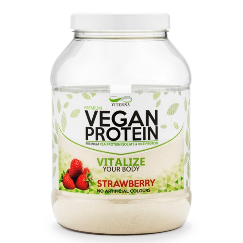 Veganproteinpulver i burk med jordgubbar, gröna blad och text om hälsa och inga konstgjorda färger.