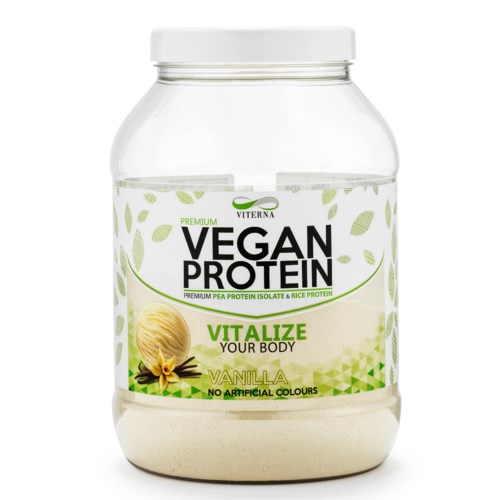 En beholder med vegansk proteinpulver med vaniljesmak, grønn og hvit etikett, med teksten "Vitalize Your Body" og "No Artificial Colours."