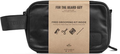 En svart groomingväska med en etikett som säger att den är för män och innehåller verktyg som kam, sax och trimmer.
