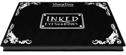 En svart makeup-palett med vita dekorativa mönster och vit text, inklusive märkesnamn och produktinformation.