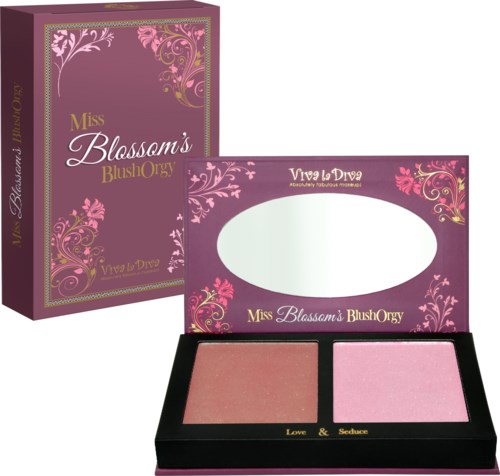 En sminkbox med rosa och bruna blushfärger, med blommönster och orden 'Miss Blossom's BlushOrgy'.
