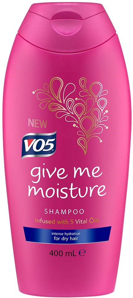 Pink sjampo flaske med floral design, merket "Give Me Moisture," for tørt hår, 400 mL.