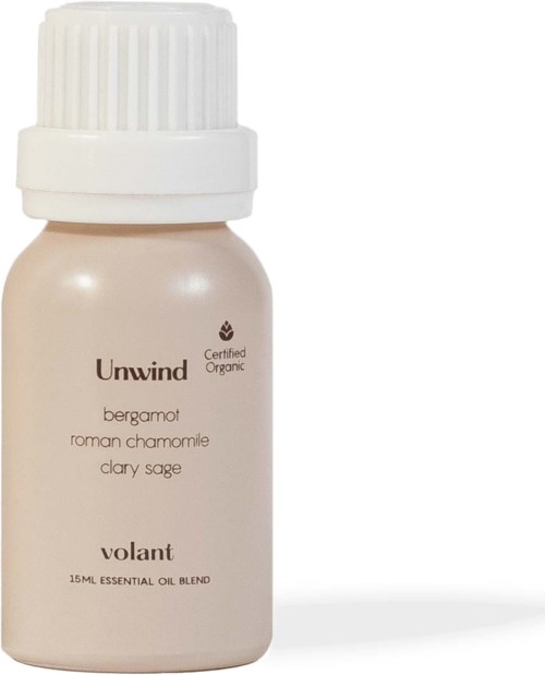 En liten beige flaska med vitt lock, märkt som ekologisk eterisk oljeblandning med örter som bergamott och salvia.