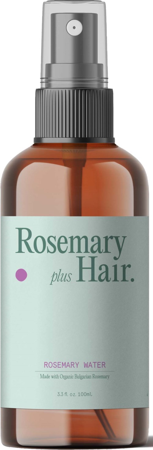 Eine braune Sprühflasche mit Aufdruck "Rosemary plus Hair," enthält Rosmarinwasser.