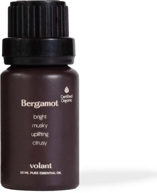 En liten brun flaske med svart hette, merket Bergamot essensiell olje, sier den er økologisk og har en frisk sitruslukt.