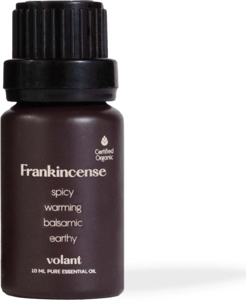 Tumma ruskea eteerisen öljypullo mustalla korkilla. Laitteessa lukee "Frankincense" ja kuvailee mausteiseksi, lämmittäväksi, maanläheiseksi.