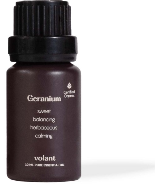 En liten mørk flaske merket 'Geranium' med ord om beroligende, balanserende og urteaktige egenskaper, inneholder 10 ml essensiell olje.