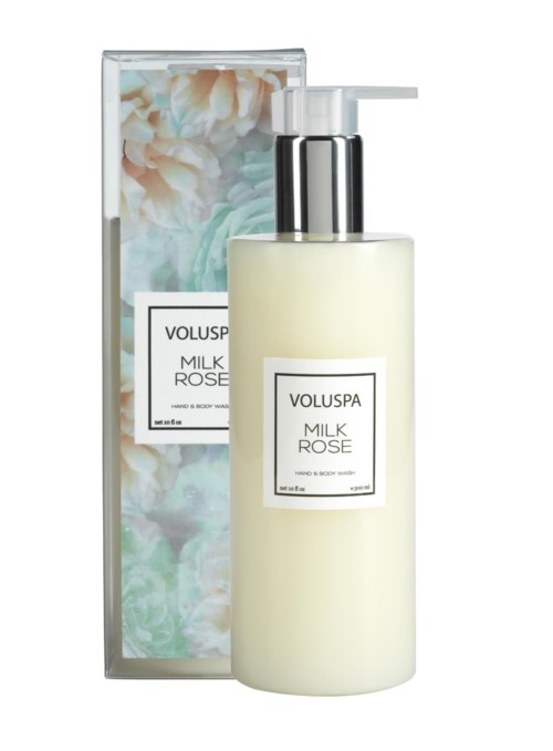 En lotionflaska märkt "Voluspa Milk Rose" med en blommig bakgrund på boxen.