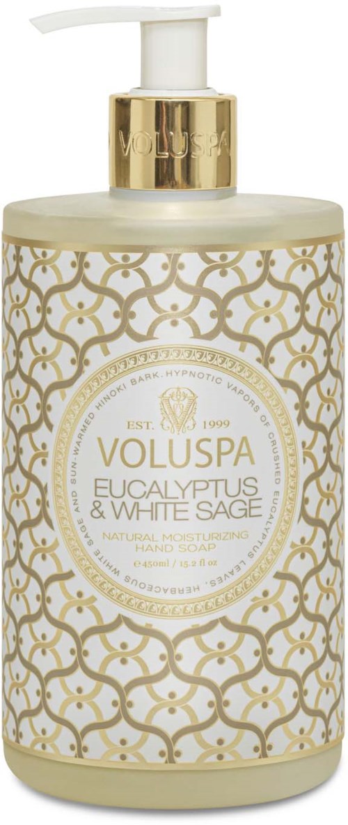 Een roomwitte zeepfles met gouden patronen en pomp, gelabeld 'VOUS U SPA Eucalyptus & White Sage'.