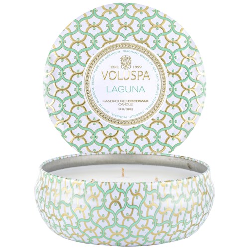En dekorerad ljusbehållare med lock, med ett elegant grönt, guld och vitt mönster och etikett.