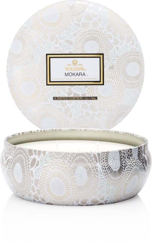 Een wit decoratief doosje met deksel, met goud- en zilvermotieven en een label met 'MOKARA'.