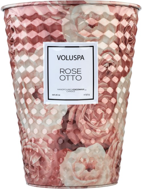 En dekorativ ljus med rosa och vit blomsterdesign och etikett som säger 'Voluspa Rose Otto'.