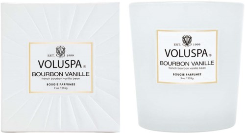 Een witte doos en een witte kaarshouder met labels, beiden gemarkeerd 'Voluspa Bourbon Vanille,' Franse vanillegeur.