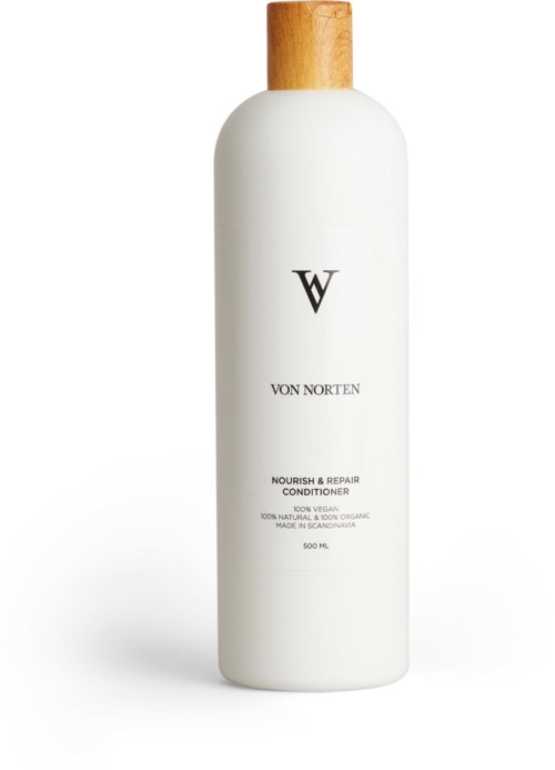 En vit flaska med ett trähölje, märkt Von Norden Nourish & Repair Conditioner, står upprätt.