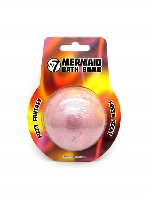 En rund, rosa badekule i emballasje med flammer og fet tekst, merket som "Mermaid Bath Bomb."