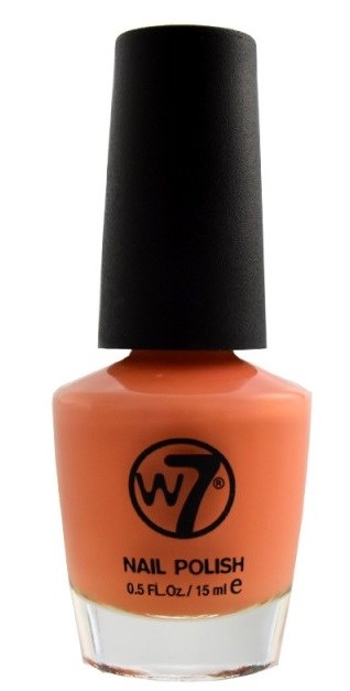 Butelka brzoskwiniowego lakieru do paznokci z czarnym korkiem i etykietą z napisem "NAIL POLISH."