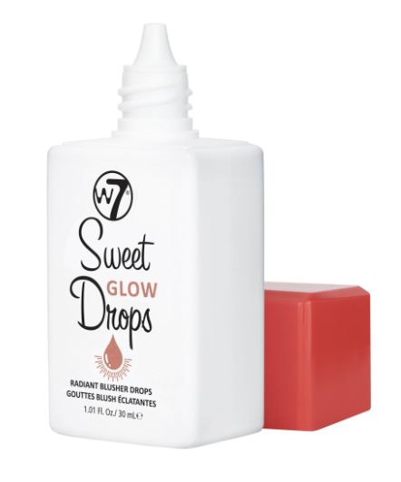 Een witte fles met 'Sweet Glow Drops' en een rood dekseltje ernaast, gebruikt voor huid of make-up.