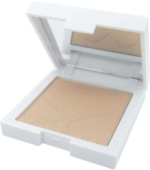 En hvit compact med beige pulver, åpen med speil inni lokket.