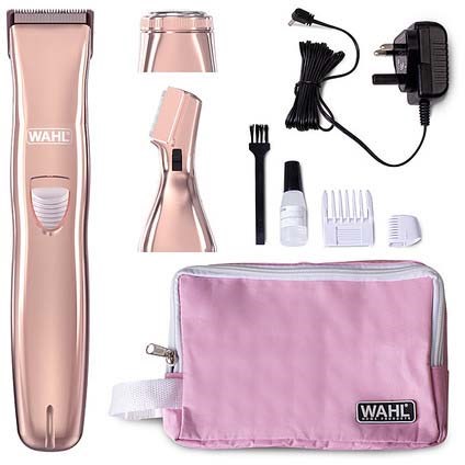 Ett set med groomingverktyg inkluderar en rosa elektrisk trimmer, laddare, kammer, väska och andra tillbehör.