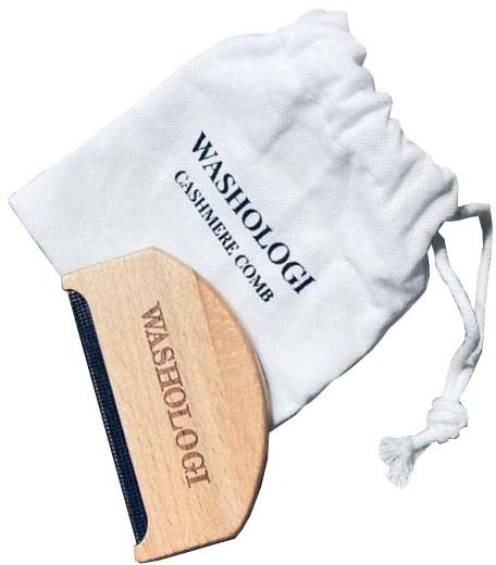 Et trebørste og en hvit stoffpose merket 'WASHOLOGI' og 'CASHMERE COMB' vises. Det er også en mørk stripe på børsten.