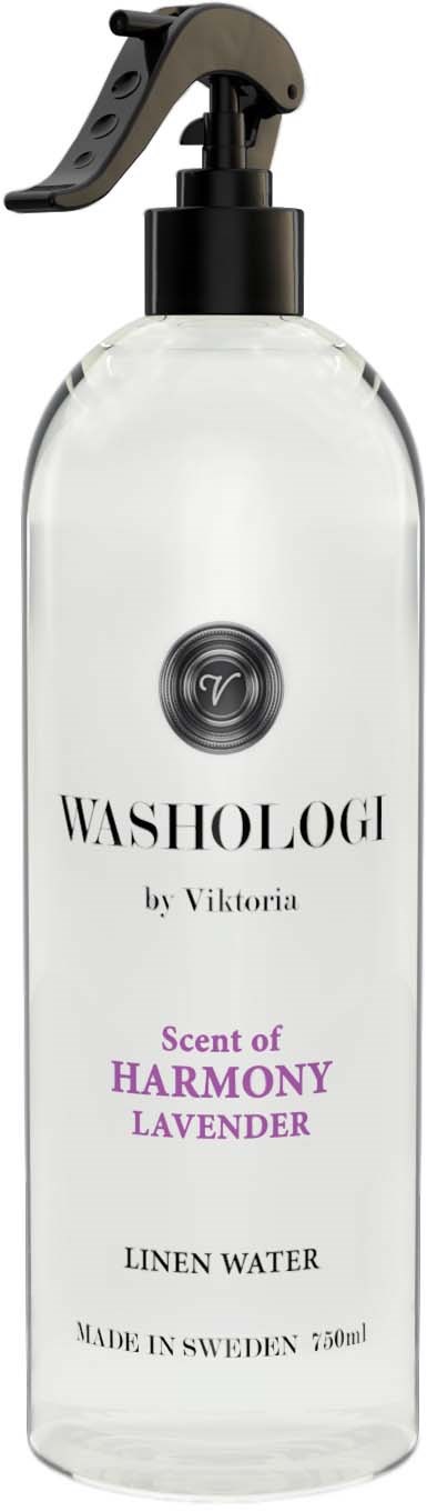 Przezroczysta butelka spray z etykietą 'Washologi by Viktoria' z lawendowym zapachem, zawiera 250 ml wody do pościeli, wyprodukowano w Szwecji.
