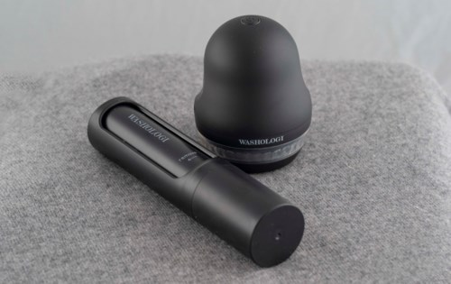 To svarte grooming-enheter med merker, en formet som en liten flaske og den andre som en rund boks.