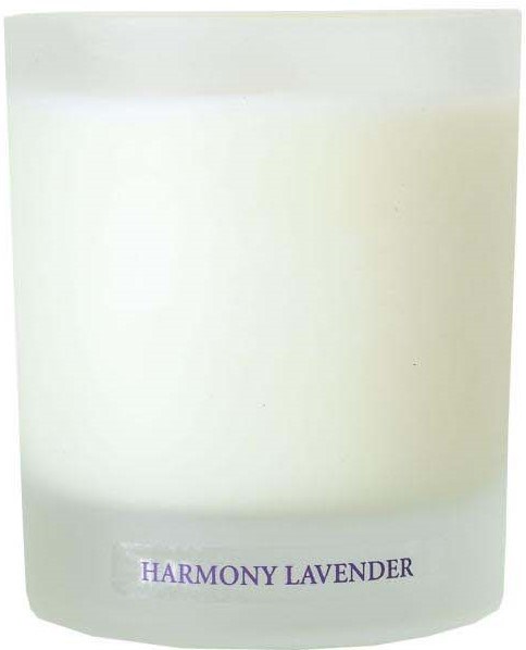 Biała świeca z etykietą, na której jest napisane "HARMONY LAVENDER."