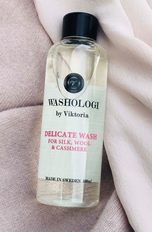 Przezroczysta butelka delikatnego mydła od Viktoria do jedwabiu, wełny i kaszmiru. Wyprodukowane w Szwecji, 100 ml.
