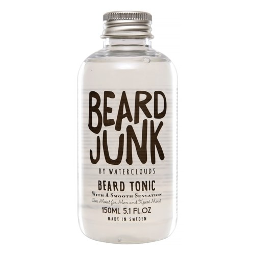 Doorzichtige fles met baardtonic met zilveren deksel, gelabeld 'Beard Junk' en beschreven als een soepele sensatie voor mannen.