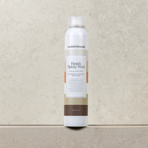 Een witte spuitbus met Waterclouds Finish Spray Wax staat op een neutraal oppervlak tegen een eenvoudige achtergrond.