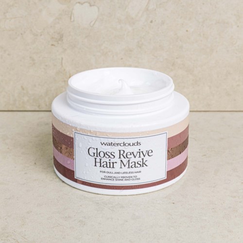 En förpackning av Waterclouds Gloss Revive Hair Mask med rosa, beige och bruna ränder på etiketten.