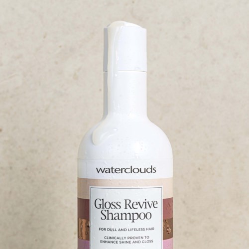 Vit schampoflaska med pump, märkt Waterclouds Gloss Revive Shampoo för matt och livlöst hår.