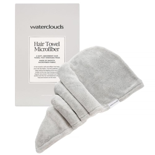En mjuk, grå hårhandduk med en microfiber-hatt och handskar, placerade nära förpackningslådan.