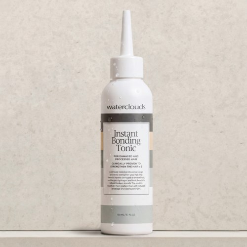 Eine weiße Flasche Waterclouds Instant Bonding Tonic mit Spitztülle vor neutralem Hintergrund.
