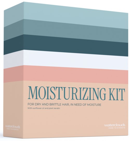 Et pastelfarvet kit med etiketten Moisturizing Kit og forskellige farvelinjer øverst, indeholdende hårplejeprodukter til tørt hår.