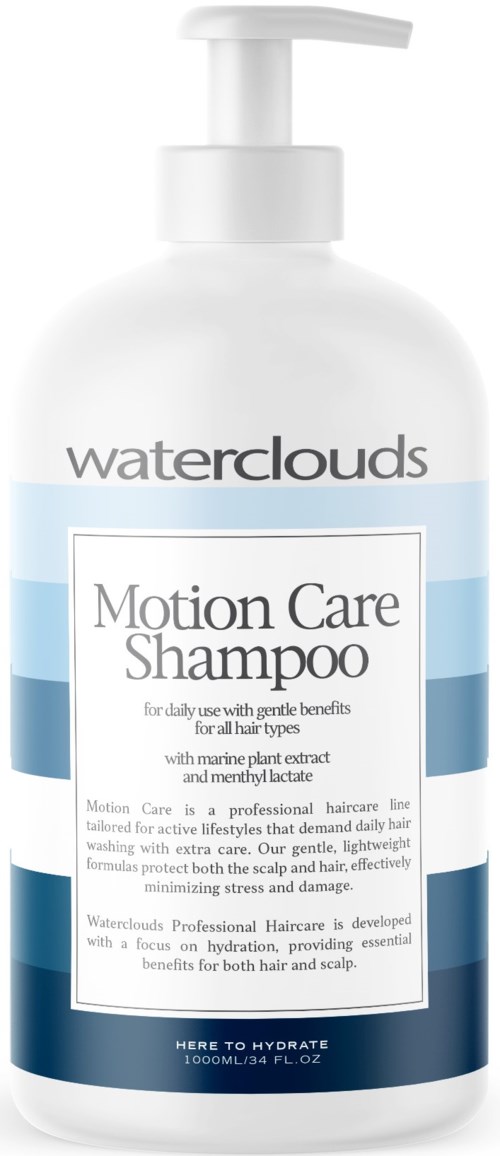 En vit schampoflaska med blå etiketter, pump och text om waterclouds Motion Care Shampoo för hårhälsa.