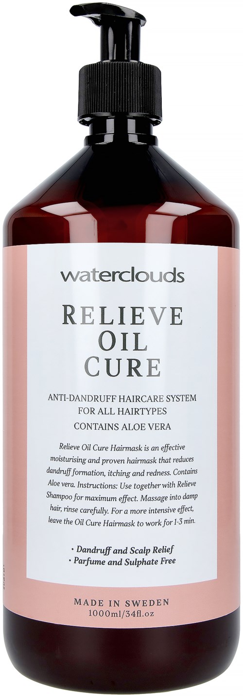 En brun flaske med pumpe, merket "Relieve Oil Cure" for flass og hodebunnslettelse, inneholder aloe vera. Laget i Sverige.