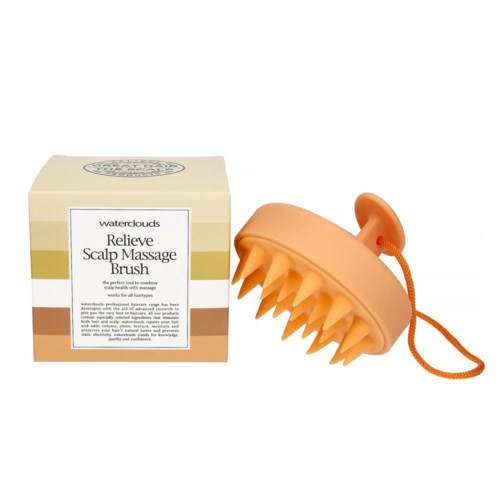 En orange hårbottensmassageborste med snöre, bredvid dess förpackning märkt 'Relieve Scalp Massage Brush' av Waterclouds.