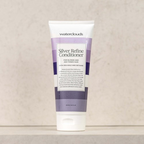 En tub med Waterclouds Silver Refine Conditioner för blont och asktonat hår med sjökål och betain.
