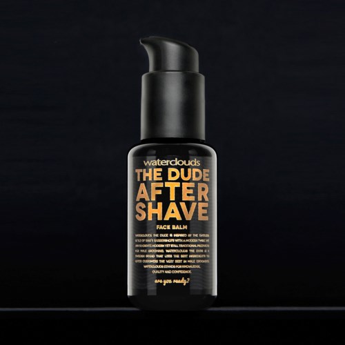 Sort flaske med orange og hvid tekst til et herre-aftershave produkt, kaldet "The Dude After Shave."