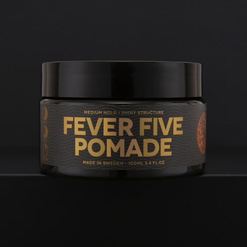 Svart krukke med gullig og brun etikett, brukt til hårstyling, heter Fever Five Pomade, laget i Sverige.