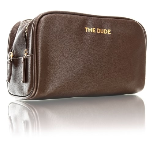 En brun lærveske med gulltekst 'THE DUDE' på forsiden og glidelåser på sidene.